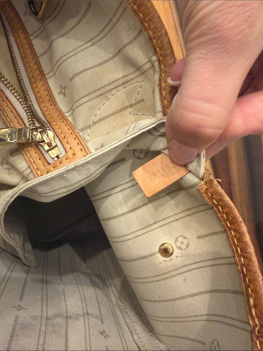 Authentic Louis Vuitton Neverfull - Picture 9 of 17